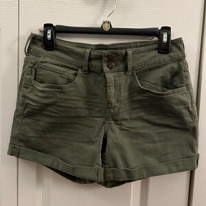 SO Women’s Size 11 My Favorite Midi Shorts, Size 11, Green